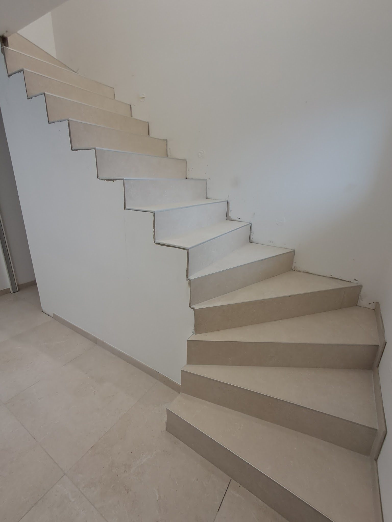 Escalier intérieur en quart tournant carrelé