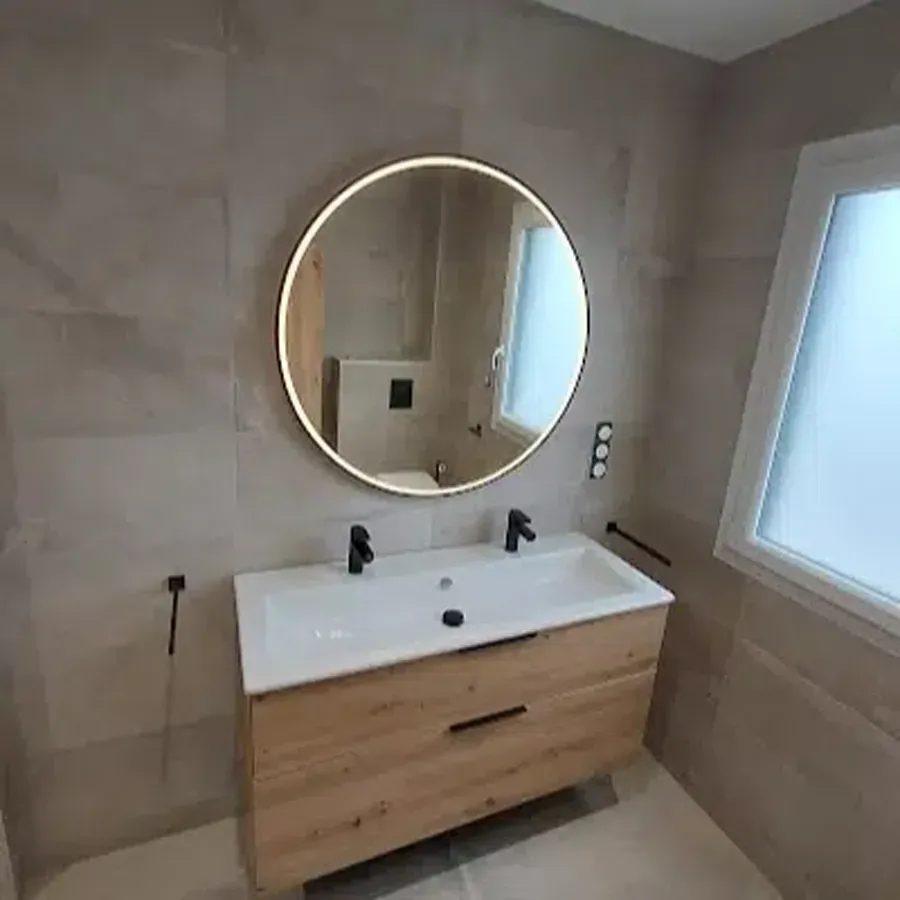Salle de bains aux murs grand format beige