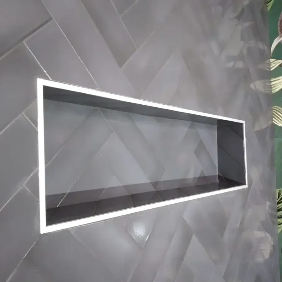 Niche de douche dans un mur en bâtons rompus gris